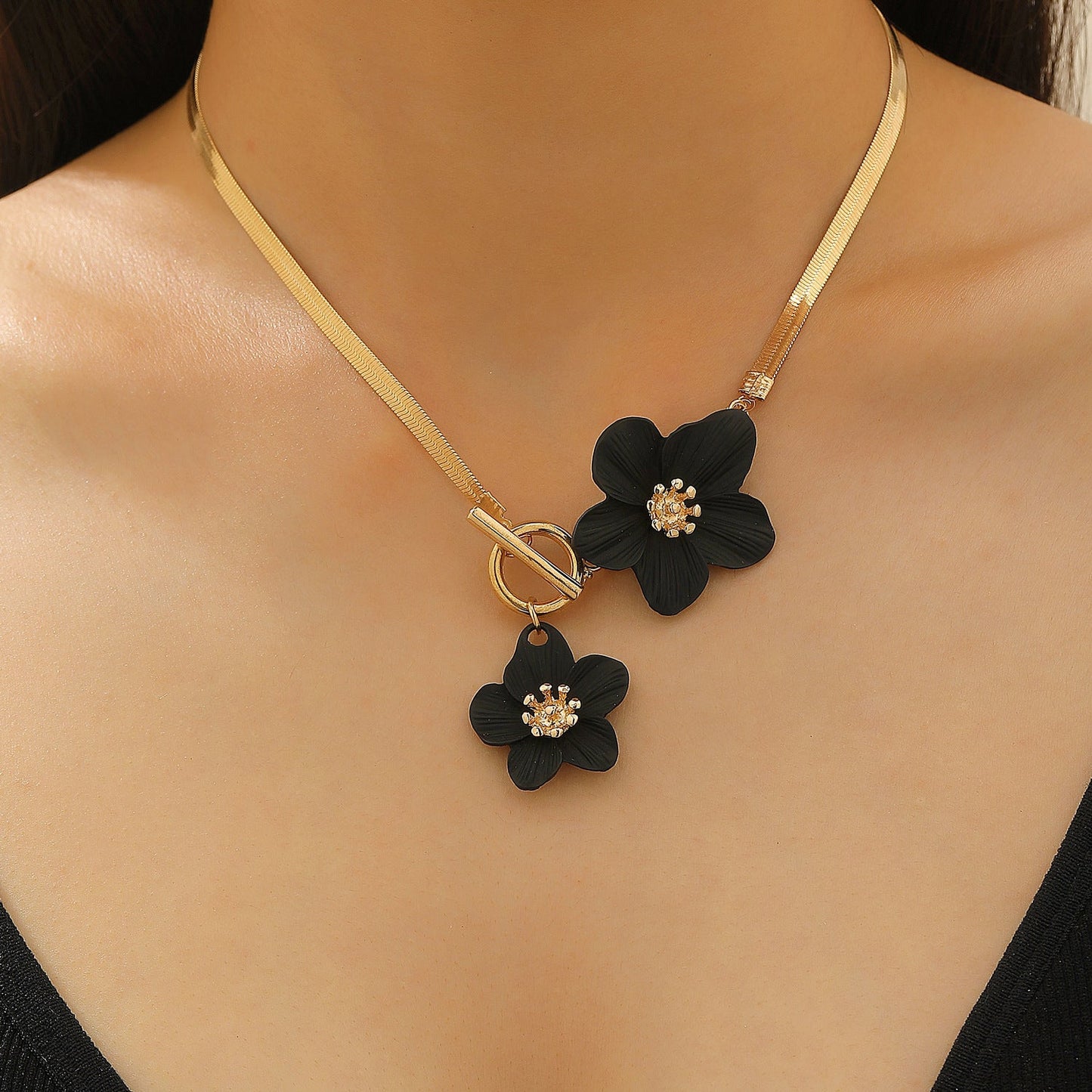 Elegant Black Flower Necklace