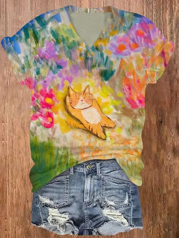 Women's Cat Lying In The Flowers Print V-neck T-shirt elevenforest