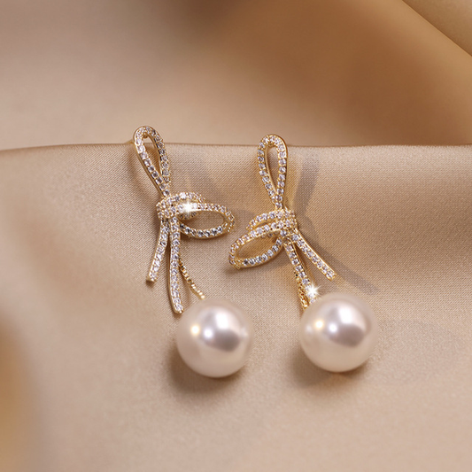 Pearl Earrings With Shiny Bow In Gold