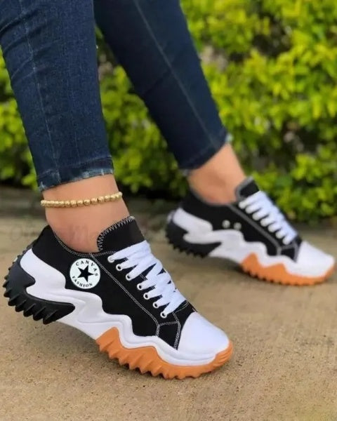 LD | Muffin vetersneakers met oogjes en contrasterende inzetstukken