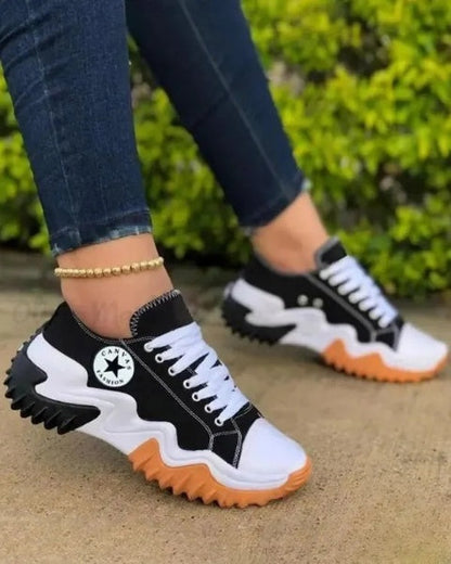 LD | Muffin vetersneakers met oogjes en contrasterende inzetstukken