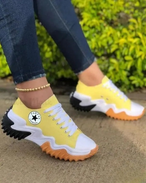 LD | Muffin vetersneakers met oogjes en contrasterende inzetstukken