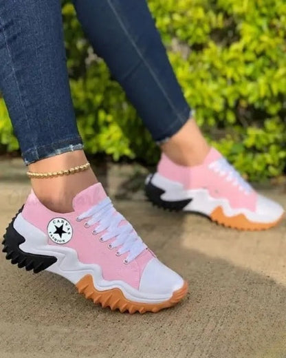 LD | Muffin vetersneakers met oogjes en contrasterende inzetstukken