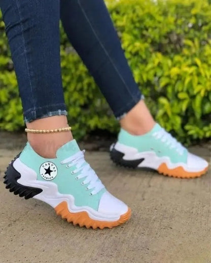LD | Muffin vetersneakers met oogjes en contrasterende inzetstukken