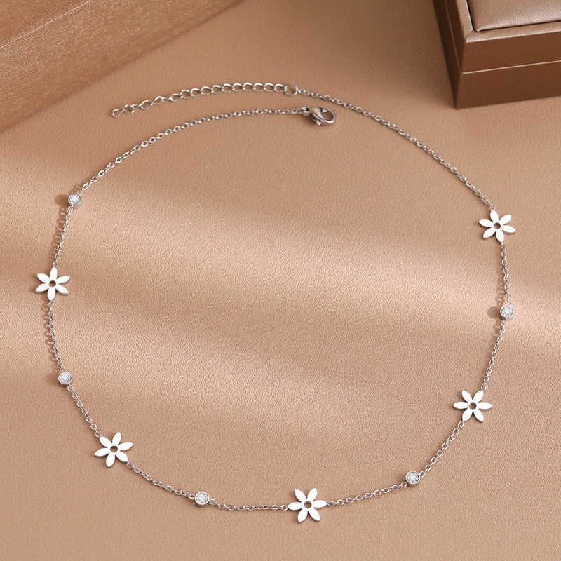Elegant Daisy Necklace