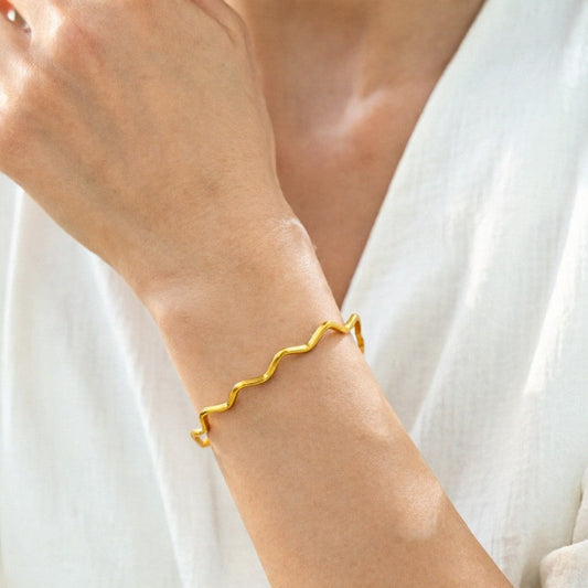 Elegant Wavy Gold Bracelet