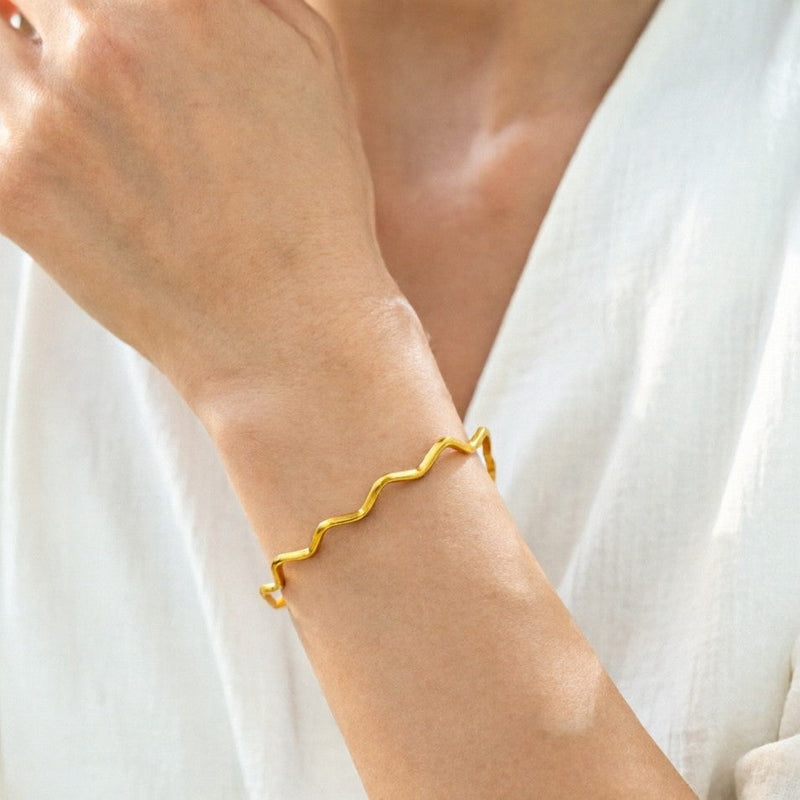 Elegant Wavy Gold Bracelet