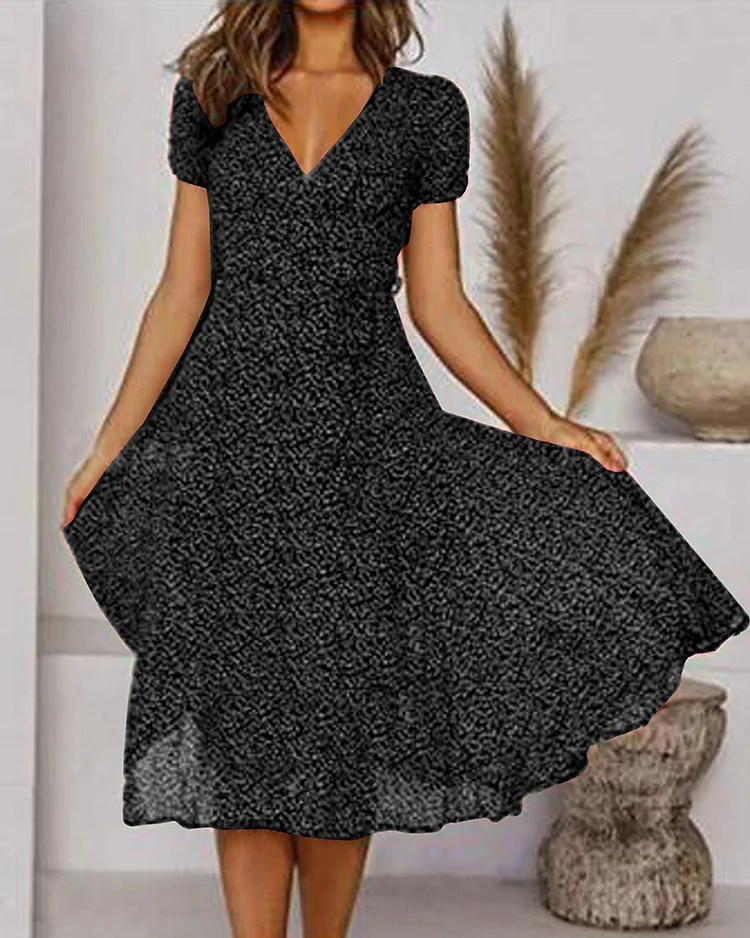 LD | Bedrukte chiffon jurk met korte mouwen en V-halslijn