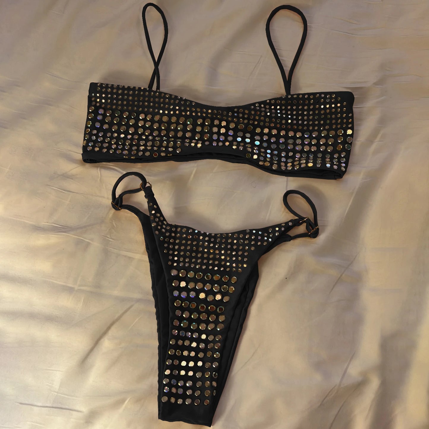 Effortlessly Elegant Bathing Suit with a Timeless Design