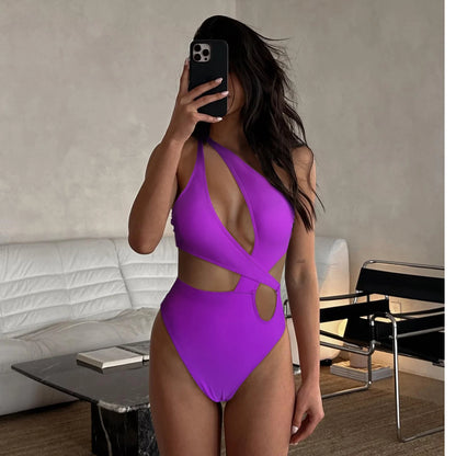 Effortlessly Elegant Swimsuit with a Timeless Design