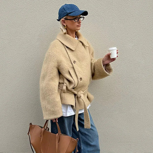 Fris en vrouwelijk Jas