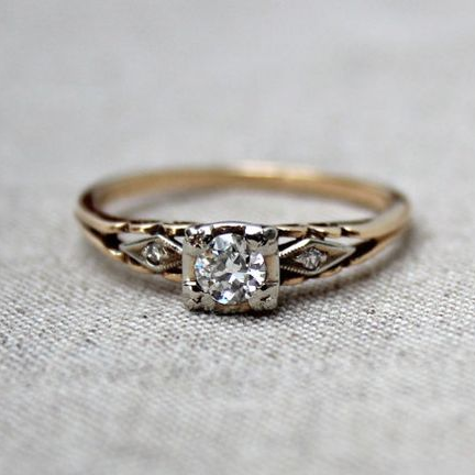 Vintage Ring With Zirconia In Gold